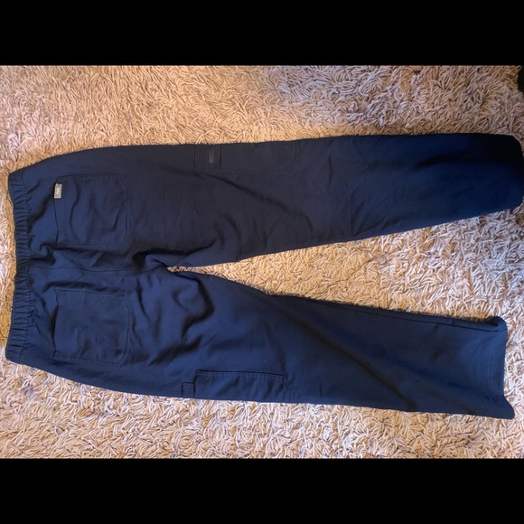 FIGS Men's Navy Cairo Short Cargo Scrub Pants - Picture 2 of 6